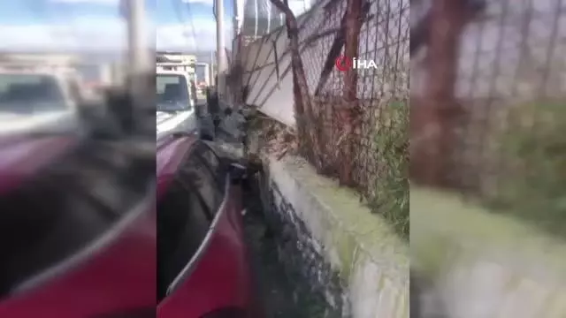 İzmir'de fırtına kabusu geri döndü, kırılan ağaçlar otomobillerin üzerine devrildi İzmir'de fırtına kabusu geri döndü, kırılan ağaçlar otomobillerin üzerine devrildi