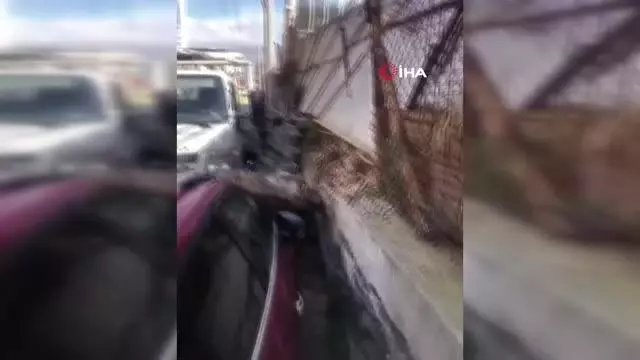 İzmir'de fırtına kabusu geri döndü, kırılan ağaçlar otomobillerin üzerine devrildi İzmir'de fırtına kabusu geri döndü, kırılan ağaçlar otomobillerin üzerine devrildi