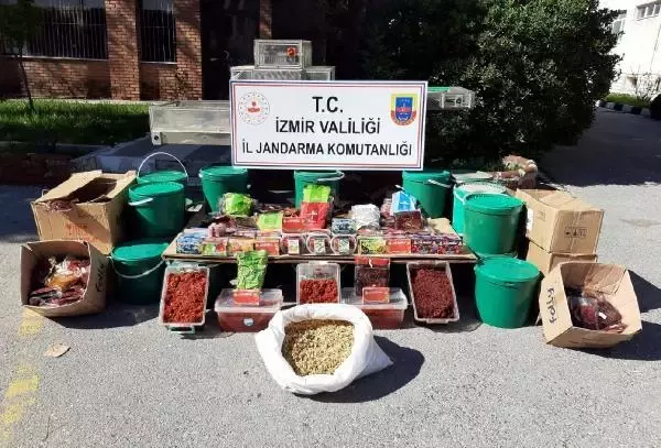İzmir'de kaçak tütün operasyonu; 3 gözaltı