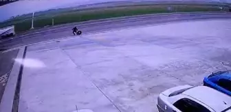 Karakoçan: Kamyonetten fırlayarak TIR'a çarpan lastiği, dinlenme tesisi çalışanı durdurdu Karakoçan: Kamyonetten fırlayarak TIR'a çarpan lastiği, dinlenme tesisi çalışanı durdurdu