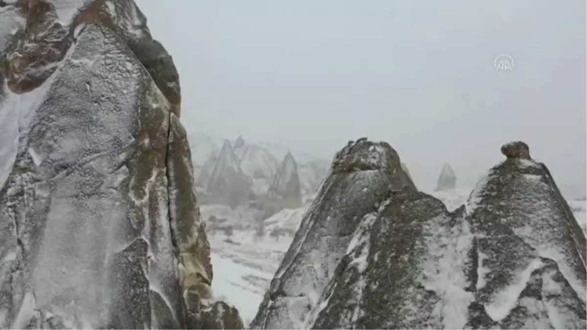 Kar nedeniyle peribacaları beyaza büründü