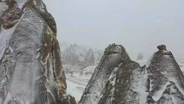 Kar nedeniyle peribacaları beyaza büründü Kar nedeniyle peribacaları beyaza büründü