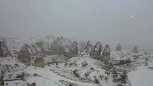 Kar nedeniyle peribacaları beyaza büründü Kar nedeniyle peribacaları beyaza büründü