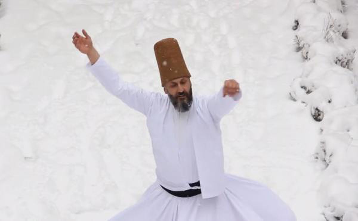 Kar üstünde sema gösterisi ilgi topladı