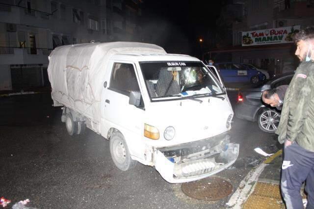 Kazada kulağı kopan araç sürücüsü, aracını bırakıp ambulansa binmemek için direndi