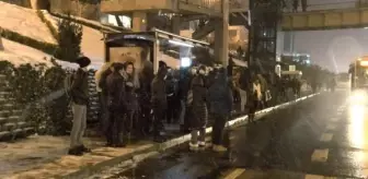 Kısıtlama öncesi otobüs duraklarında yoğunluk