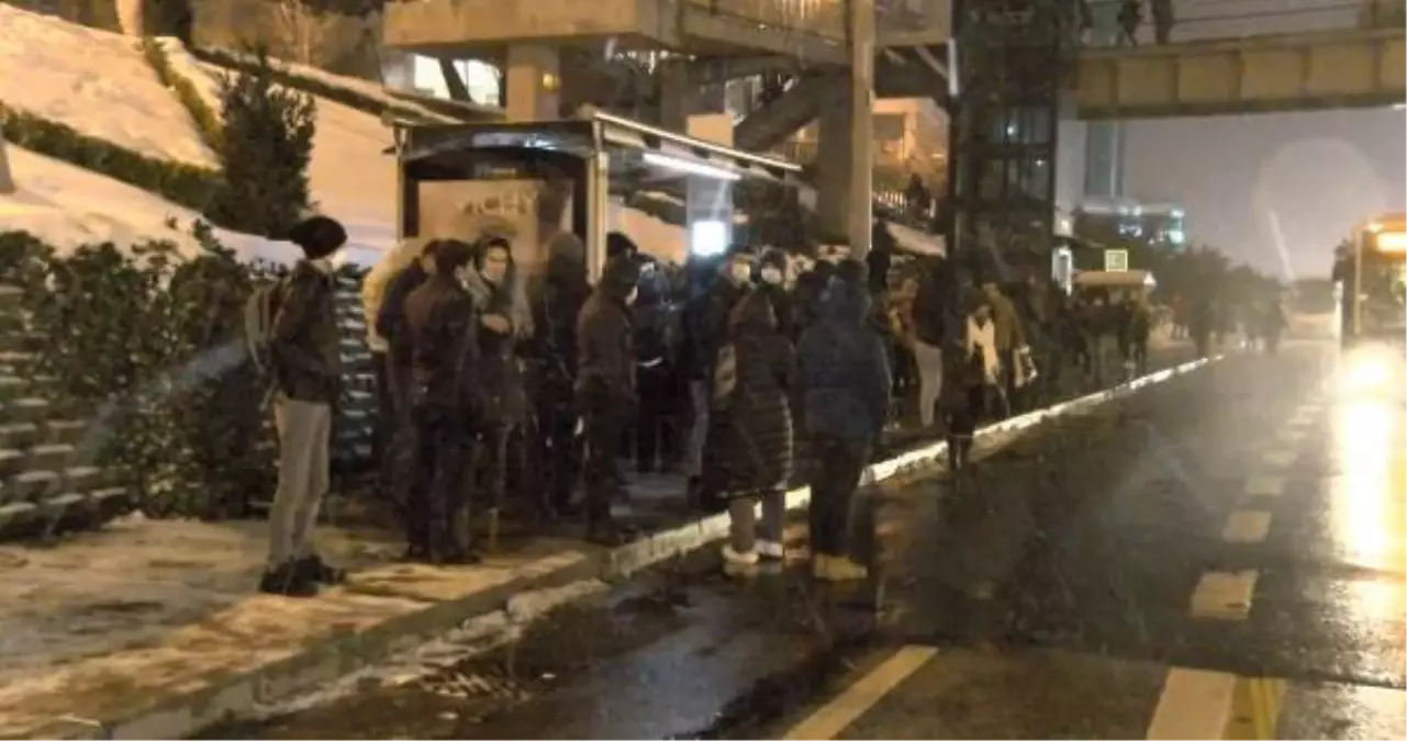 Kısıtlama öncesi otobüs duraklarında yoğunluk