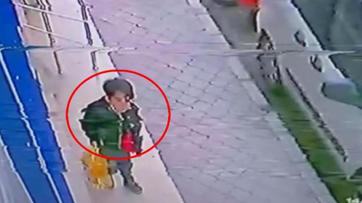 Sözün bittiği yer! Anne ve babasının gözü önünde 5 litrelik yağı çaldı, o anlar kamerada