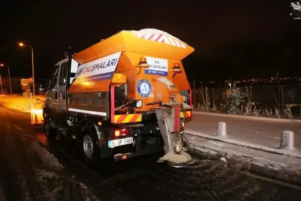 Küçükçekmece'de yoğun kar mesaisi gece boyunca devam etti Küçükçekmece'de yoğun kar mesaisi gece boyunca devam etti