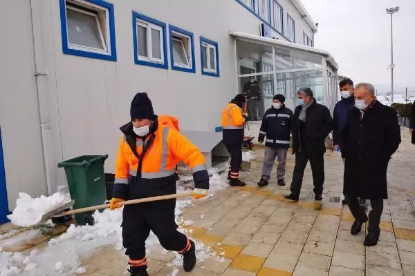 Küçükçekmece'de yoğun kar mesaisi gece boyunca devam etti Küçükçekmece'de yoğun kar mesaisi gece boyunca devam etti