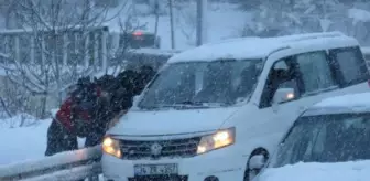 Maltepe'de araçlar buzlanan yolda kaydı, sürücüler zor anlar yaşadı