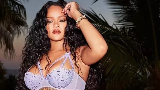 Rihanna'nın üstsüz fotoğrafı sosyal medyayı salladı Rihanna'nın üstsüz fotoğrafı sosyal medyayı salladı