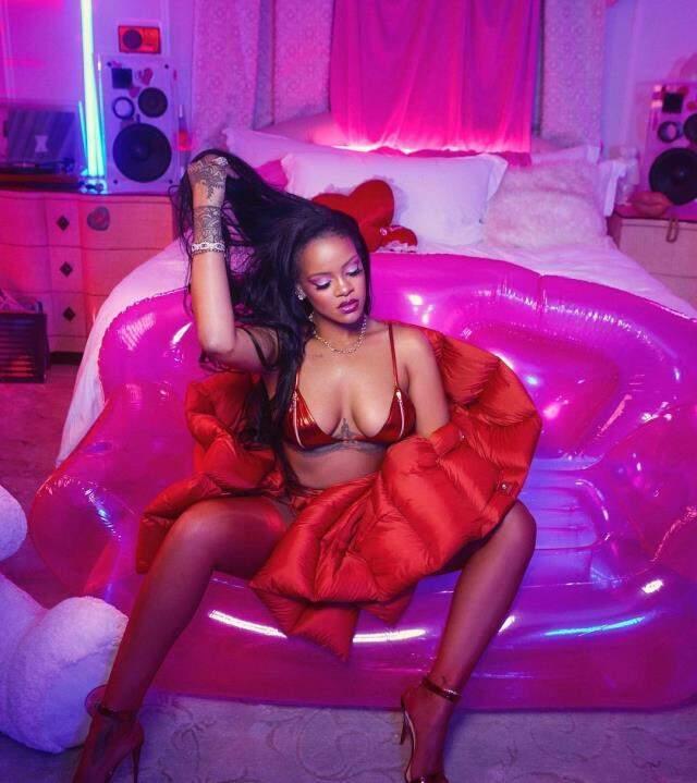 Rihanna'nın üstsüz fotoğrafı sosyal medyayı salladı Rihanna'nın üstsüz fotoğrafı sosyal medyayı salladı