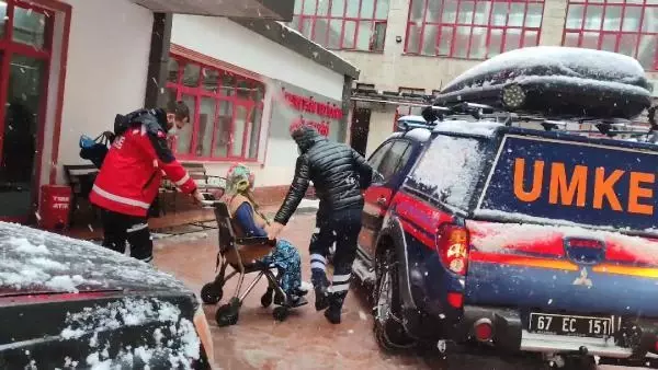 Son dakika haber... Sancıları başlayan hamile kadını UMKE ekibi hastaneye yetiştirdi Son dakika haber... Sancıları başlayan hamile kadını UMKE ekibi hastaneye yetiştirdi