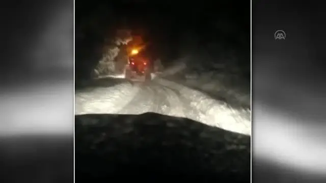 Tipide mahsur kalan hastanın imdadına karla mücadele ekipleri yetişti Tipide mahsur kalan hastanın imdadına karla mücadele ekipleri yetişti