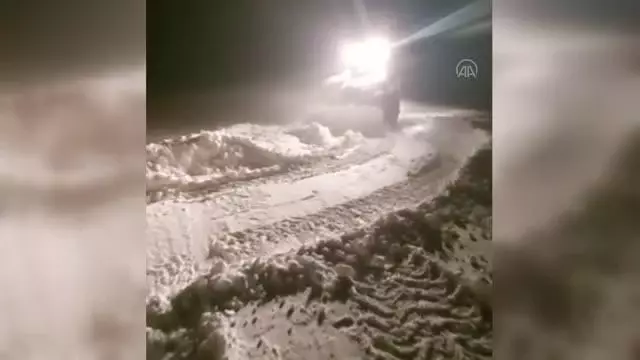 Tipide mahsur kalan vatandaşların imdadına karla mücadele ekipleri yetişti Tipide mahsur kalan vatandaşların imdadına karla mücadele ekipleri yetişti