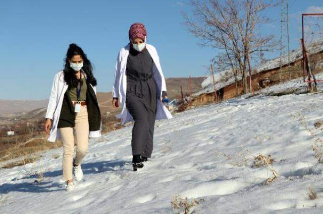 Van'ın Gevaş ilçesindeki aşı çalışmasıyla Hollanda'da bir kanala haber doktor konuştu: Çok mutluyuz