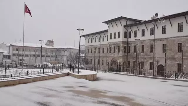 Yoğun kar etkili oluyor Yoğun kar etkili oluyor