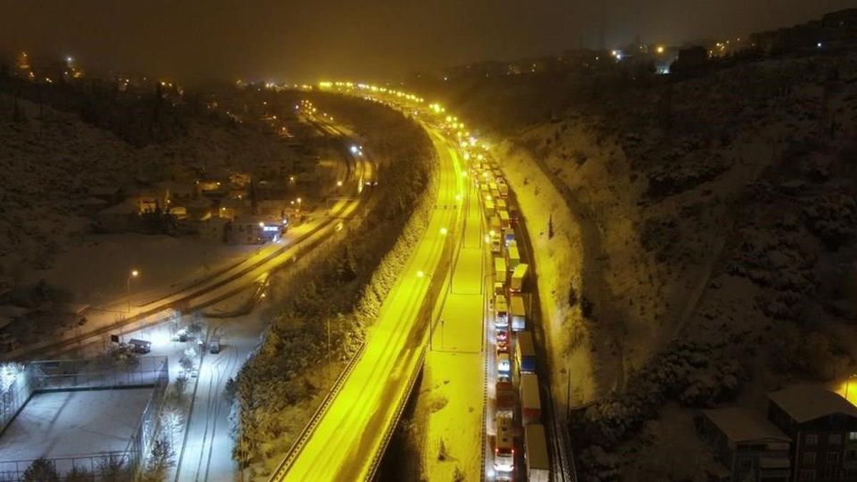 Yoğun kar yağışının kapattığı TEM, 1,5 saat sonra trafiğe açıldı