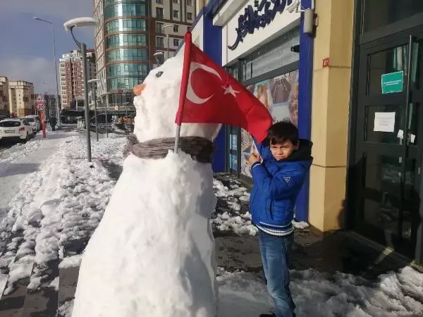 10 yaşındaki Muhammed'in bayrak sevgisi kamerada 10 yaşındaki Muhammed'in bayrak sevgisi kamerada