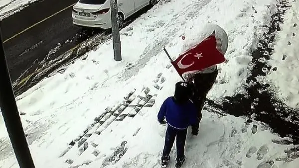 10 yaşındaki Muhammed'in bayrak sevgisi kamerada 10 yaşındaki Muhammed'in bayrak sevgisi kamerada