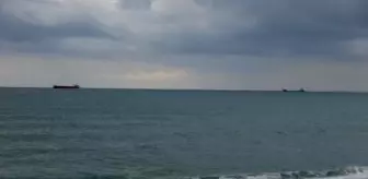 Akdeniz'de dev dalgalar nedeniyle gemiler demir attı