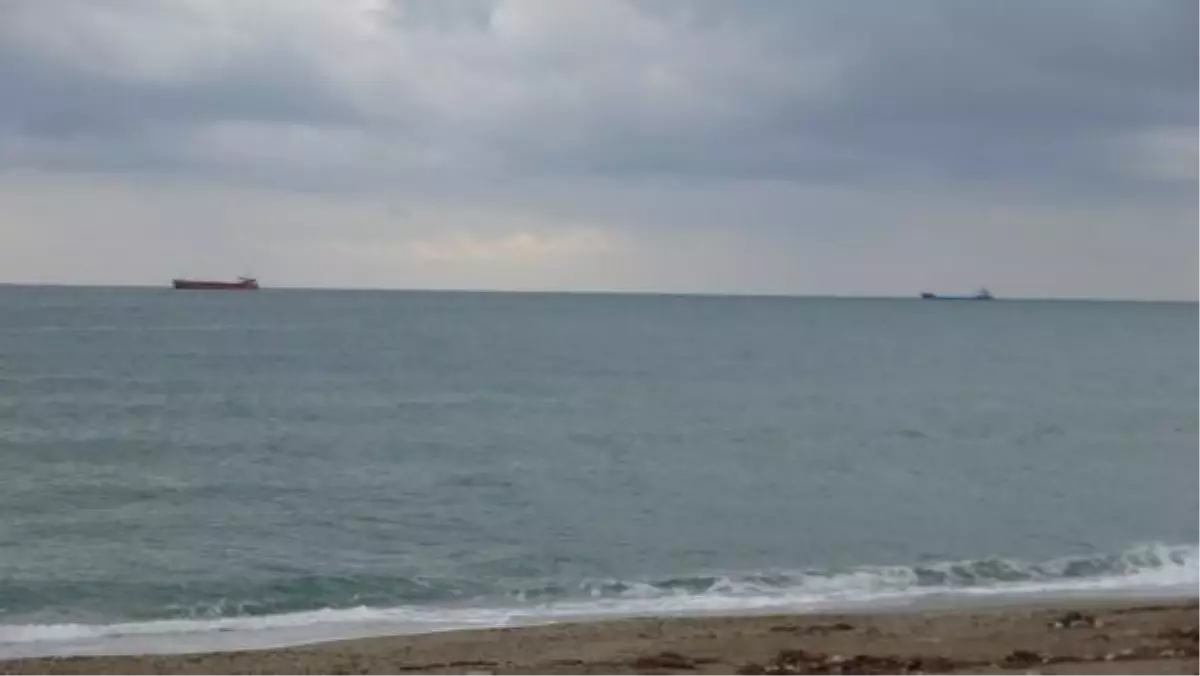 Akdeniz'de dev dalgalar nedeniyle gemiler demir attı