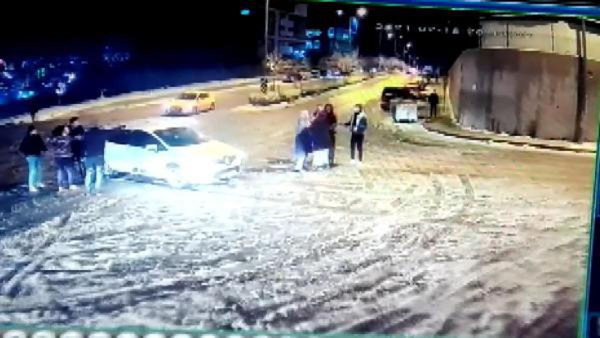 Bir anne babanın en zor anı! Kayan araçtaki çocuklarını kurtarma çabaları kamerada