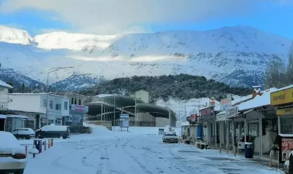 Antalya'nın yüksek kesimlerine kar yağdı Antalya'nın yüksek kesimlerine kar yağdı