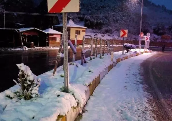 Antalya'nın yüksek kesimlerine kar yağdı Antalya'nın yüksek kesimlerine kar yağdı