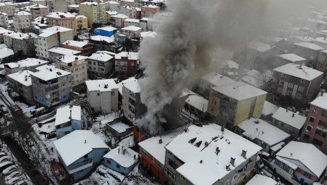 Ataşehir'de yangın çıkan bir evden gelen patlama sesleri mahalleliyi tedirgin etti