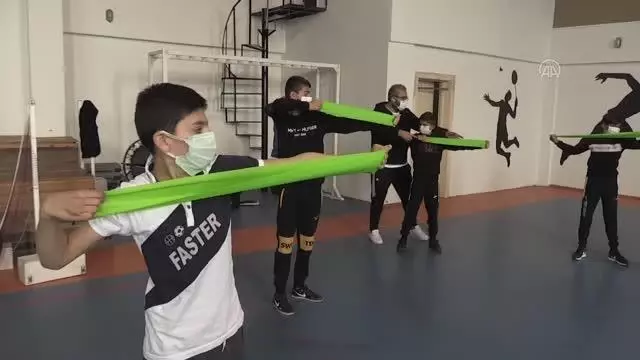 Batmanlı gençler ata sporu okçuluğu öğreniyor Batmanlı gençler ata sporu okçuluğu öğreniyor