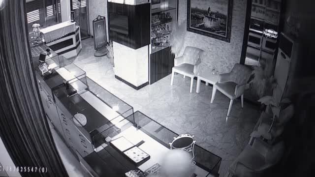 bos dukkanin duvarini kirarak girdikleri 13934332 o