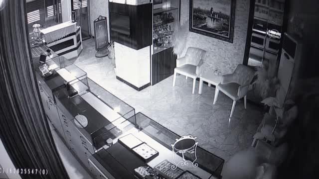 bos dukkanin duvarini kirarak girdikleri 2 13934332 o