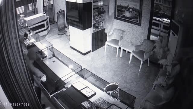 bos dukkanin duvarini kirarak girdikleri 3 13934332 o