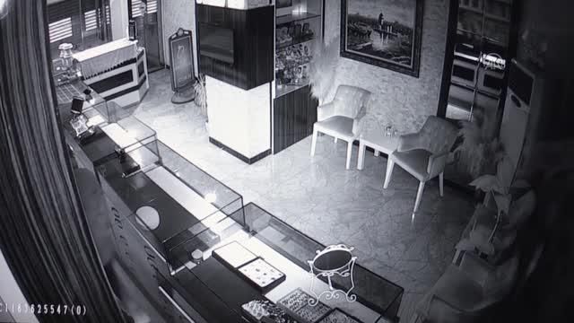 bos dukkanin duvarini kirarak girdikleri 4 13934332 o