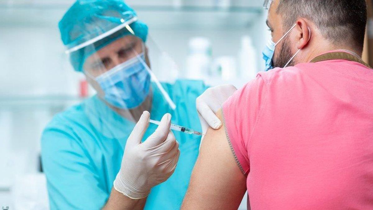 Covid: İngiltere'deki klinik denemelerde genç gönüllülere koronavirüs bulaştırılacak