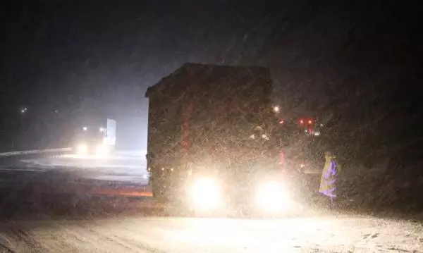 Denizli'de kar yağışı yaşamı etkiledi, 1 ilçede eğitime ara verildi Denizli'de kar yağışı yaşamı etkiledi, 1 ilçede eğitime ara verildi