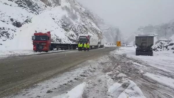 Doğu Karadeniz kara teslim; 1481 köy yolu kapandı, yüz yüze eğitime ara verildi Doğu Karadeniz kara teslim; 1481 köy yolu kapandı, yüz yüze eğitime ara verildi