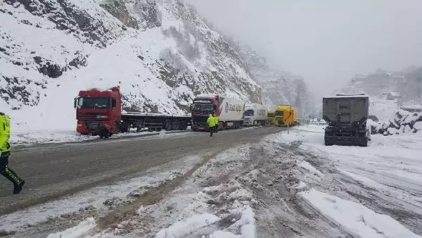 Doğu Karadeniz kara teslim; 1481 köy yolu kapandı, yüz yüze eğitime ara verildi Doğu Karadeniz kara teslim; 1481 köy yolu kapandı, yüz yüze eğitime ara verildi