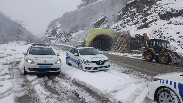 Doğu Karadeniz kara teslim; 1481 köy yolu kapandı, yüz yüze eğitime ara verildi Doğu Karadeniz kara teslim; 1481 köy yolu kapandı, yüz yüze eğitime ara verildi