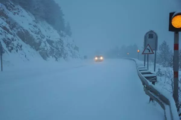 Doğu Karadeniz kara teslim; 1481 köy yolu kapandı, yüz yüze eğitime ara verildi Doğu Karadeniz kara teslim; 1481 köy yolu kapandı, yüz yüze eğitime ara verildi