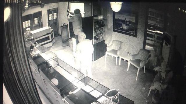 duvari delerek girdikleri kuyumcudan 80 bin 3 13933392 o