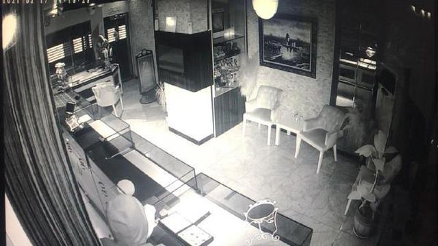 duvari delerek girdikleri kuyumcudan 80 bin 4 13933392 o