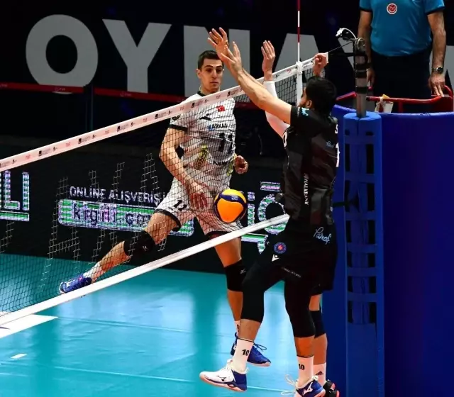 Efeler Ligi: Halkbank: 3 Arkas Spor: 0 Efeler Ligi: Halkbank: 3 Arkas Spor: 0