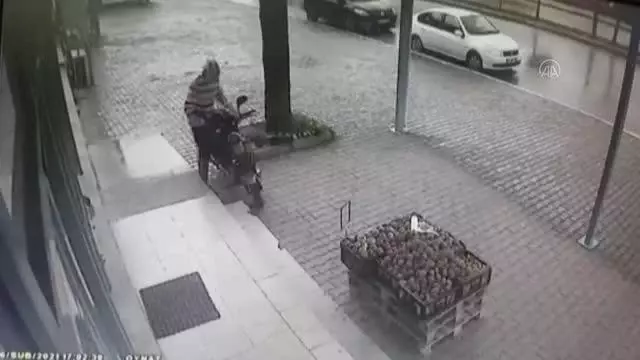 Son dakika haberi... Elektrikli bisiklet hırsızlığı güvenlik kamerasına yansıdı Son dakika haberi... Elektrikli bisiklet hırsızlığı güvenlik kamerasına yansıdı