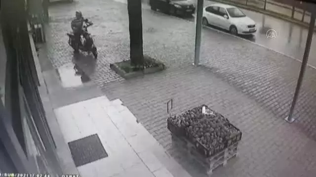 Son dakika haberi... Elektrikli bisiklet hırsızlığı güvenlik kamerasına yansıdı Son dakika haberi... Elektrikli bisiklet hırsızlığı güvenlik kamerasına yansıdı
