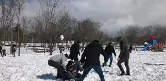 Esenler'de Afrikalı öğrencilerle kar etkinliği