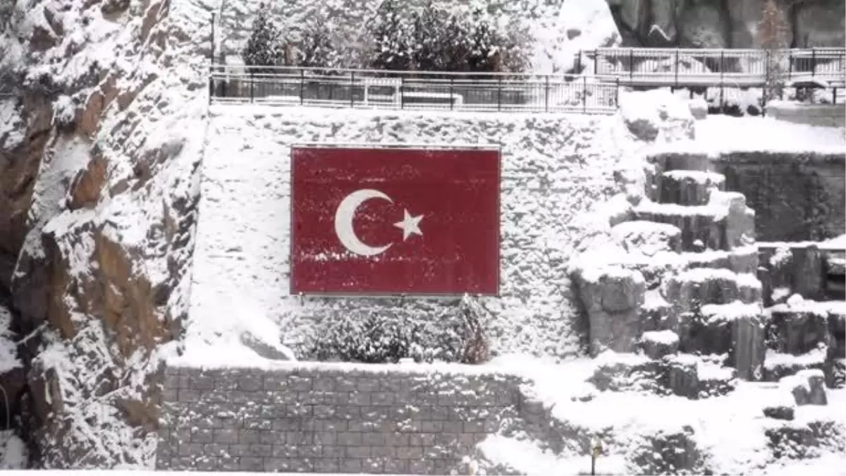 GÜMÜŞHANE - Kar yağışı nedeniyle 266 köy yolu ulaşıma kapandı
