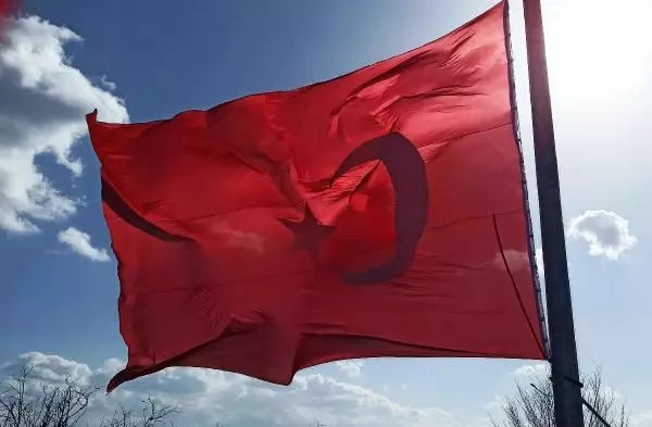 Gürgentepe'de 40 mahallenin görebileceği noktaya dev Türk bayrağı